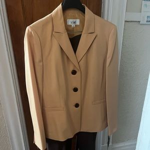 Ladies ‘LeSuit’ 2 piece pant suit size 16. Jacket has sleeves that can be ciffed